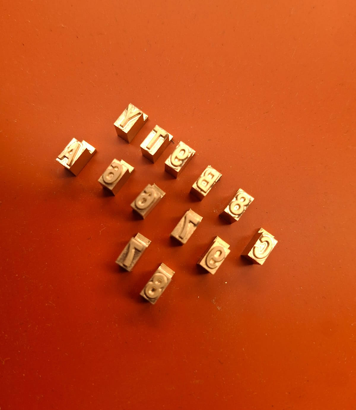 Cuños y portacuños de bronce para fechadores o marcadores